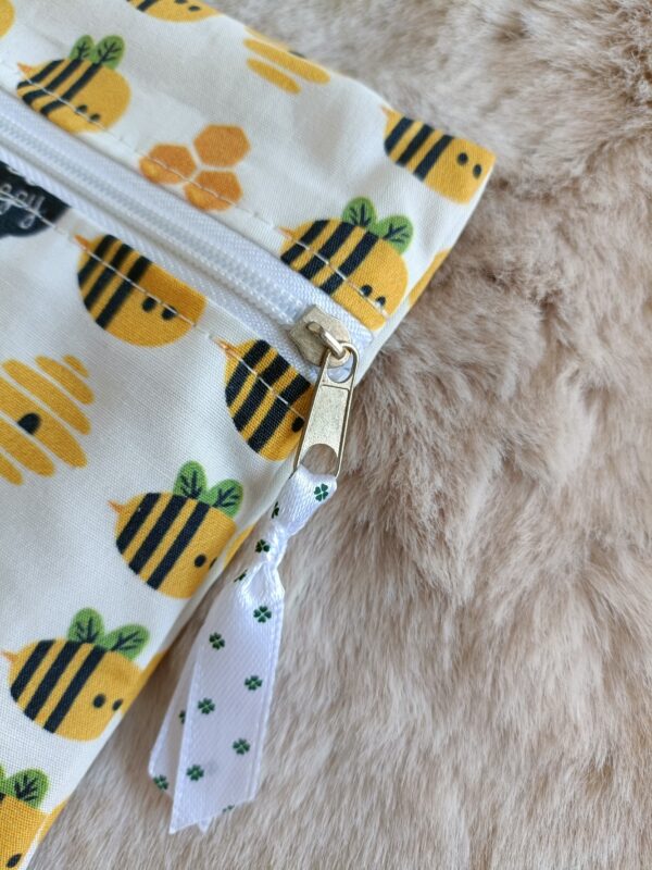 Pochette carré, zip face avant, en coton biologique (GOTS) motif abeilles bee happy coté