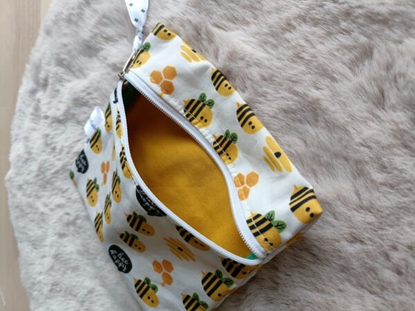 Pochette carré, zip face avant, en coton biologique (GOTS) motif abeilles bee happy int