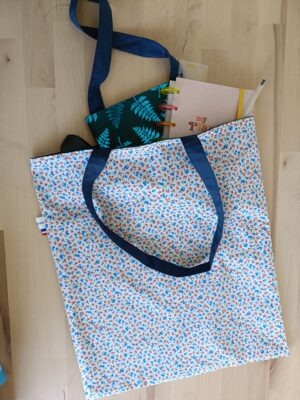 Tote bag coton biologique (GOTS) motif groseilles et fleurs, réversible couleur bleu indigo avant