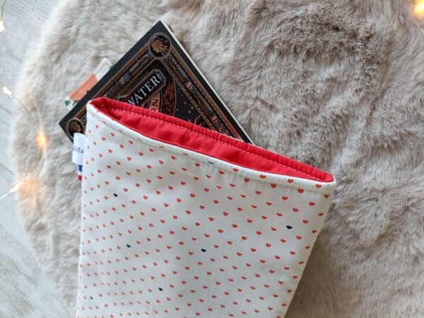 Pochette à livre de poche en coton biologique motifs coeurs personnalisable intérieur