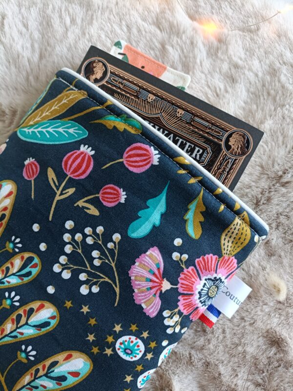 Pochette à livre de poche en coton oeko-tex fleurs fond bleu marine livre